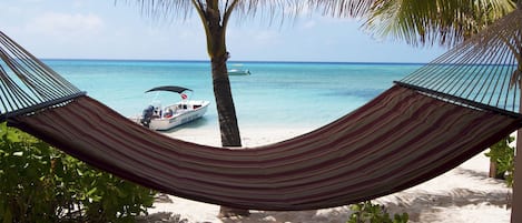 Plage, sable blanc, chaises longues, parasols