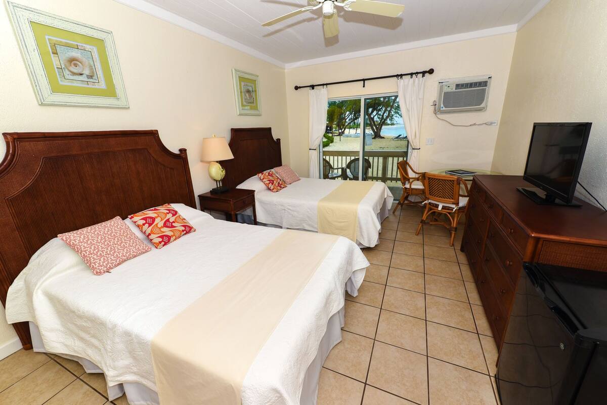 In-room safe, WiFi (free), bed sheets
