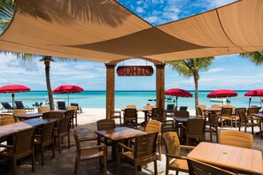 Frühstück, Mittagessen, internationale Küche, Blick auf den Strand 