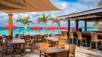 Petit déjeuner, déjeuner et dßner servis sur place, vue sur la plage
