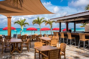 供应早餐、午餐和晚餐，国际美食，海滩景观