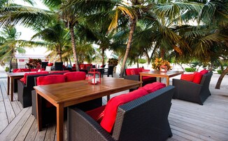 供应早餐、午餐和晚餐，国际美食，海滩景观