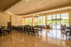 2 間餐廳;供應早餐、午餐、晚餐;多國菜