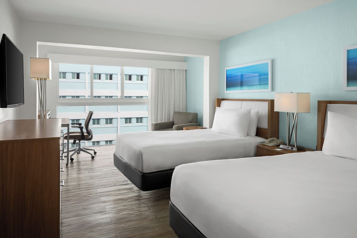 Ropa de cama de alta calidad y caja de seguridad en la habitación