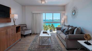 Suite, 1 soverom | Sengetøy av topp kvalitet, safe på rommet og skrivebord