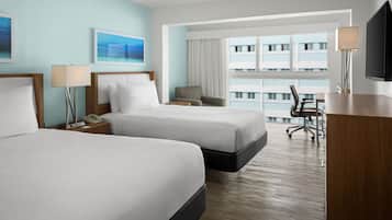 Ropa de cama de alta calidad y caja de seguridad en la habitación