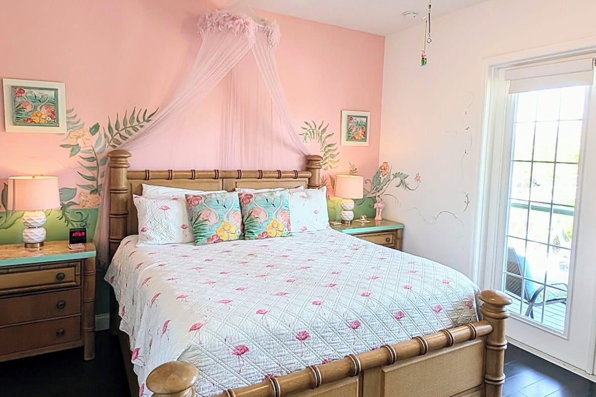 Ropa de cama de alta calidad y caja de seguridad en la habitación