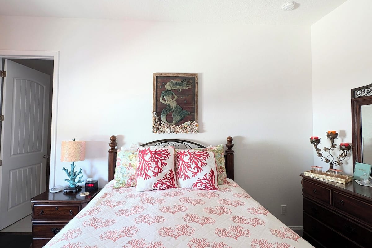 Ropa de cama de alta calidad y caja de seguridad en la habitación