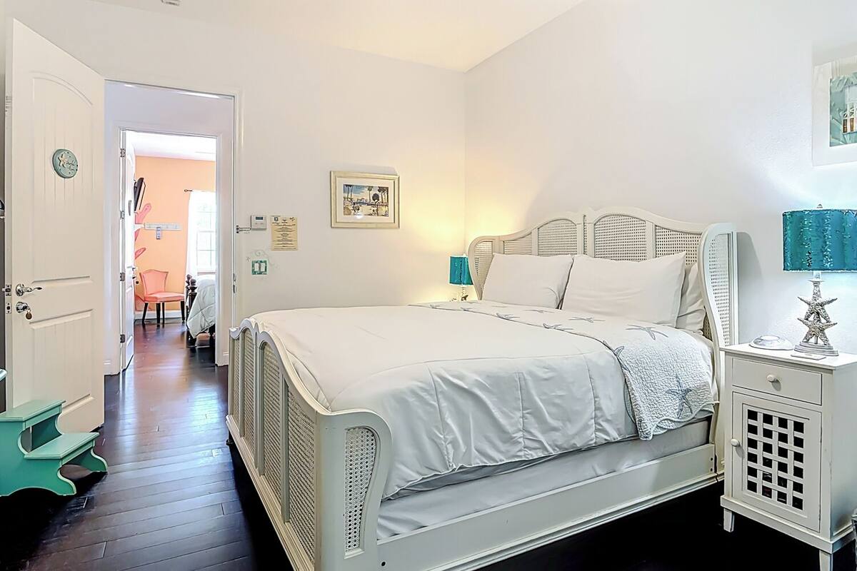 Una camera da letto con un letto, un comodino e una abat-jour.