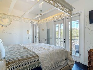 Seashell Room | Premium bedding, in-room safe, iron/ironing board, free WiFi - Inn On the Avenue (New Smyrna Beach)