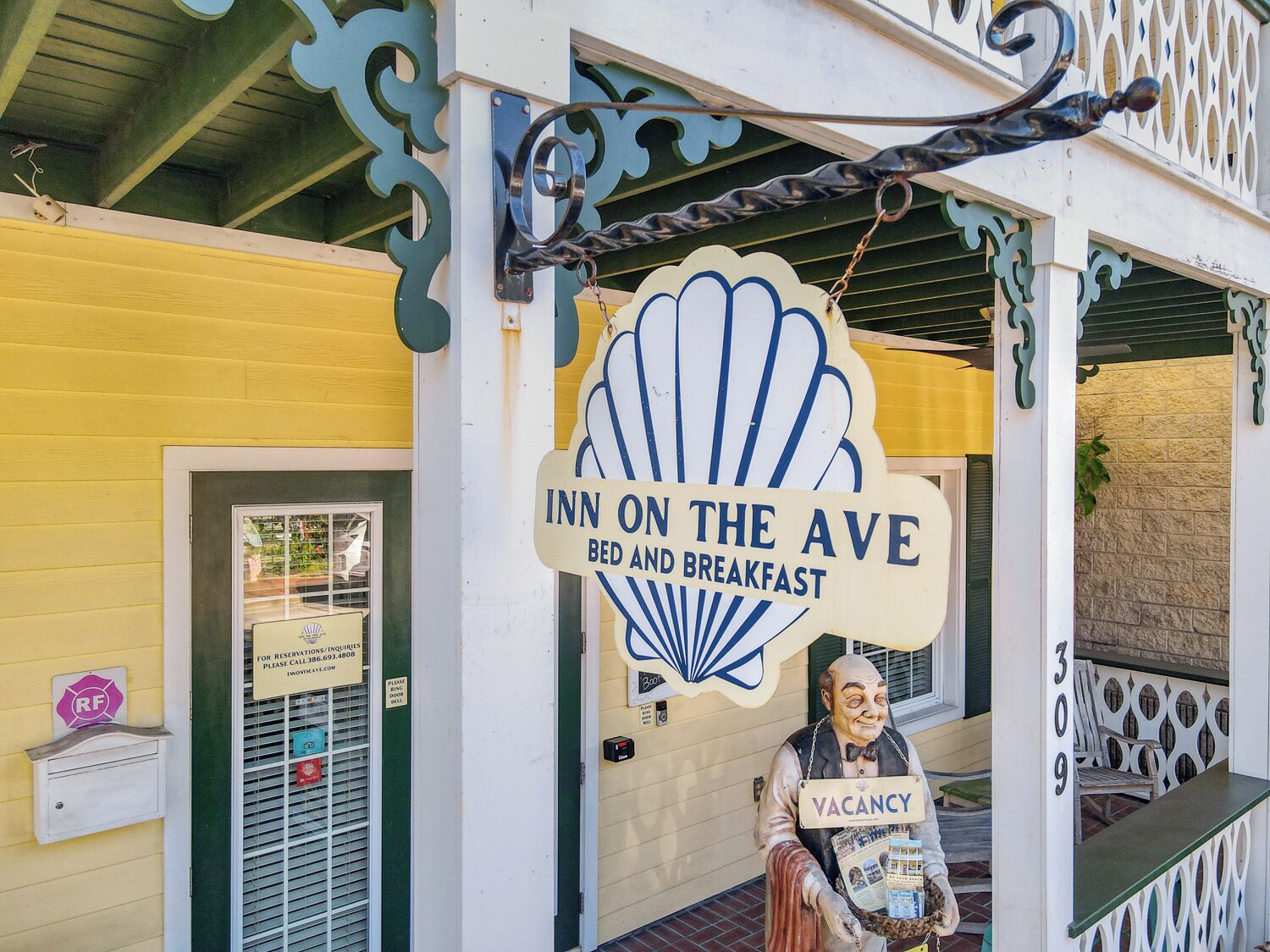 Un edificio con un cartello che riporta la scritta "Inn on the Ave Bed and Breakfast".