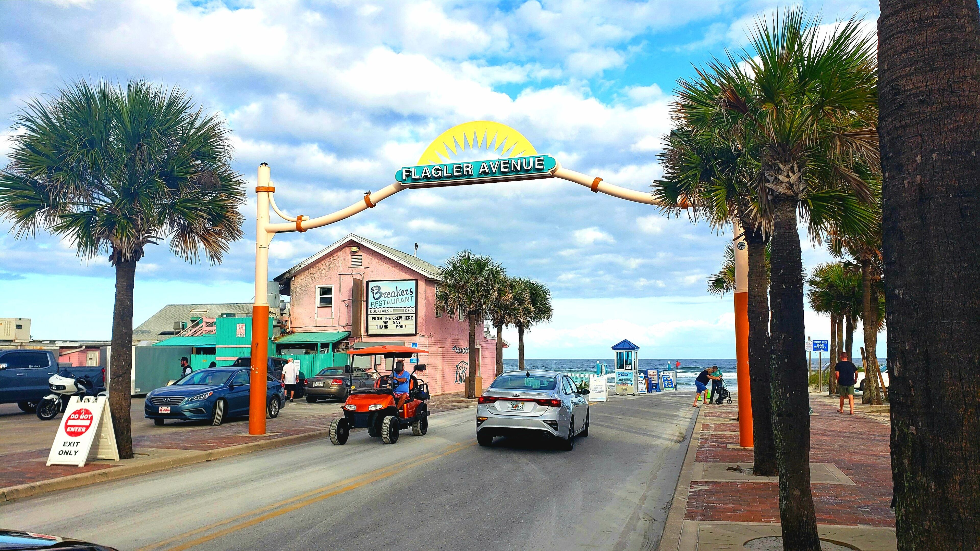 Una strada con un edificio con la scritta "Flagler Avenue" e un cartello per il ristorante "The Great Curant".