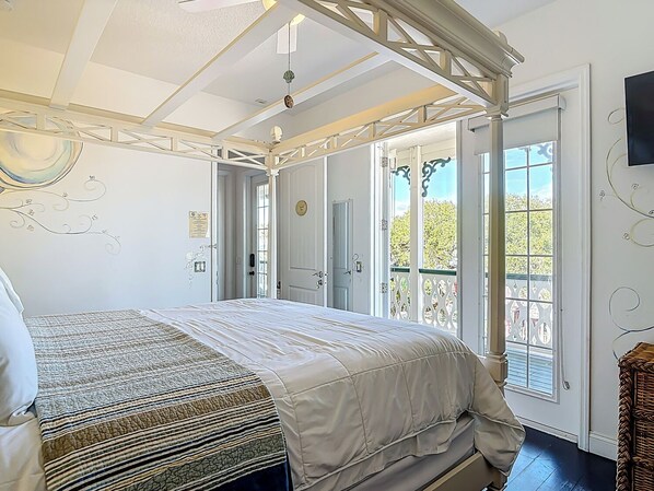 أغطية فراش متميزة وخزنة داخل الغرفة ومكواة/لوح كي وواي فاي مجانًا