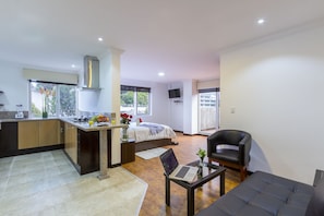 A modern apartment with a kitchen, dining area, and living room. - Gaviota Apartments & Suites (Cuenca)