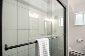 Shower, free toiletries, hair dryer, bathrobes - Hotel McCoy Pullman - Art, Coffee, Beer, Wine (Pullman)