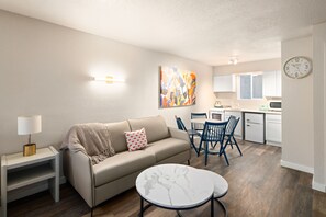 Suite monolocale Comfort, 1 letto king con divano letto | Biancheria da letto di alta qualità, materassi in memory foam