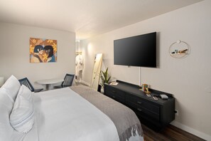 Premium bedding, memory-foam beds, in-room safe, desk - Hotel McCoy Pullman - Art, Coffee, Beer, Wine (Pullman)