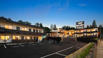 Hotel McCoy offers a tranquil setting with a modern design, featuring a flat roof and ample windows.