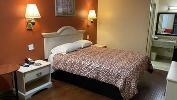 Escritorio, tabla de planchar con plancha, wifi gratis y ropa de cama