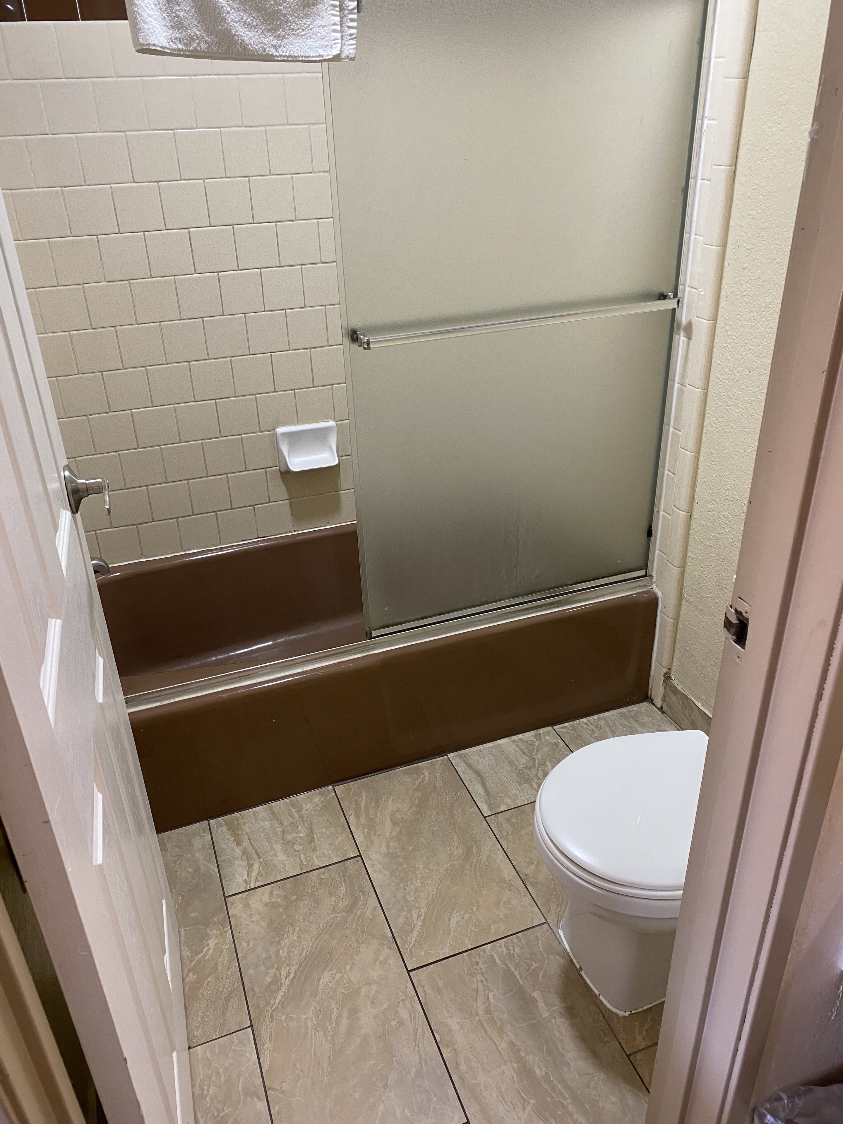 Standard Room, 1 King Bed | Bathroom | Bathtub, free toiletries, towels