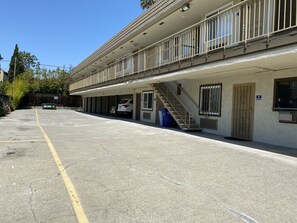 Free self parking - Bayview Motel (Emeryville)