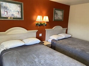 Standard Room, 2 Full Beds | Skrivebord, strykejern/-brett, wi-fi (inkludert) og sengetøy