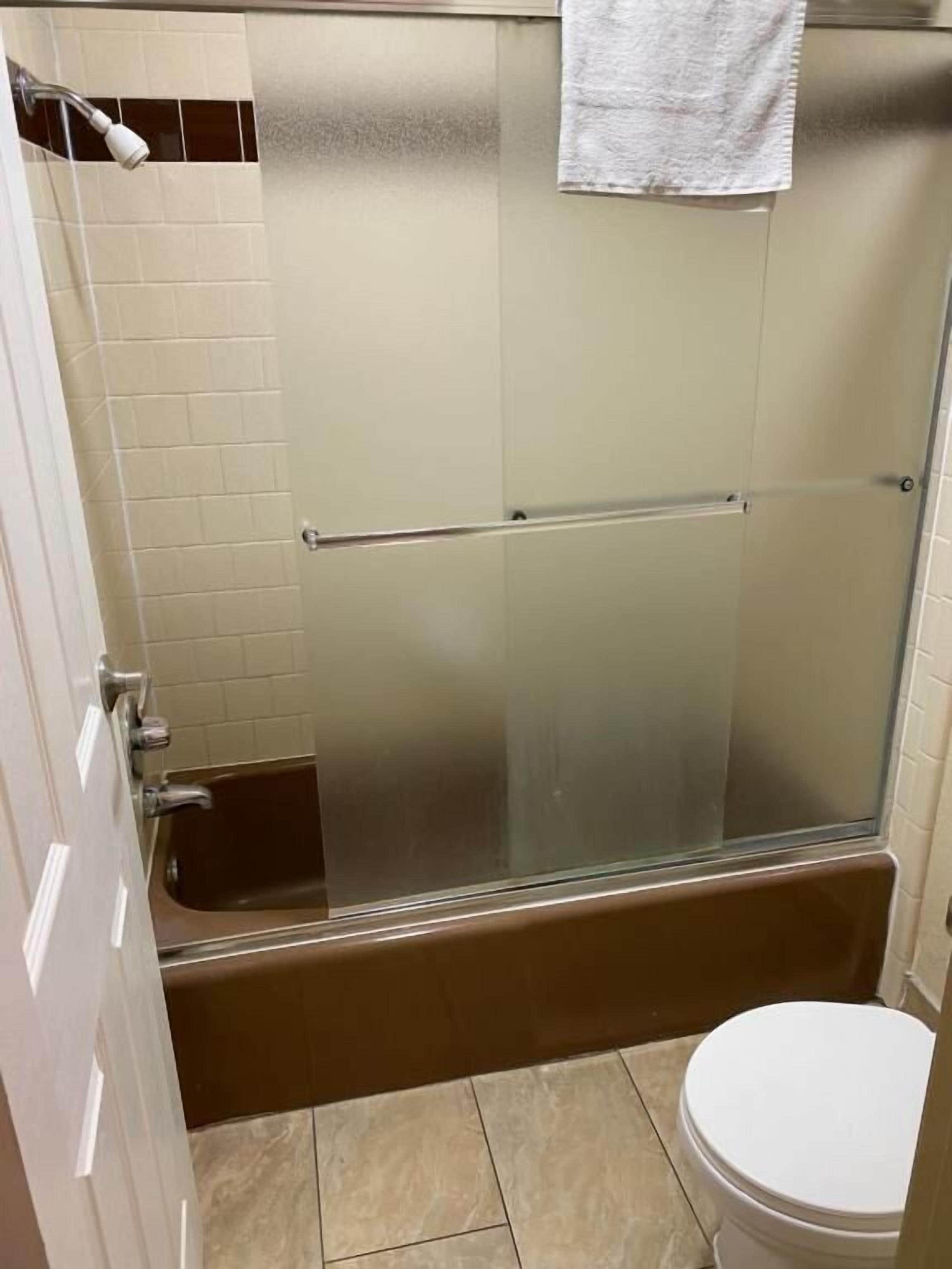 Bañera, artículos de tocador gratuitos, toallas