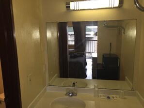 Bathroom sink - Bayview Motel (Emeryville)