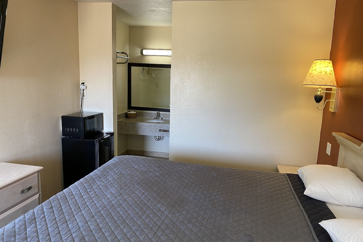 Standard Room, 1 King Bed | Desk, iron/ironing board, WiFi (free), bed sheets