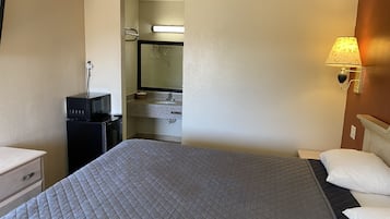 Camera Standard, 1 letto king | Una scrivania, ferro/asse da stiro, Wi-Fi gratuito, lenzuola