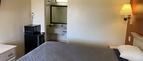 Standaard kamer, 1 kingsize bed | Een bureau, een strijkplank/strijkijzer, gratis wifi, beddengoed