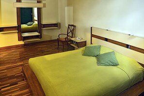 Executive Suite | Minibar, in-room safe, soundproofing, free cots/infant beds