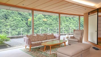 客房内保险箱、办公桌、笔记本电脑工作区、隔音