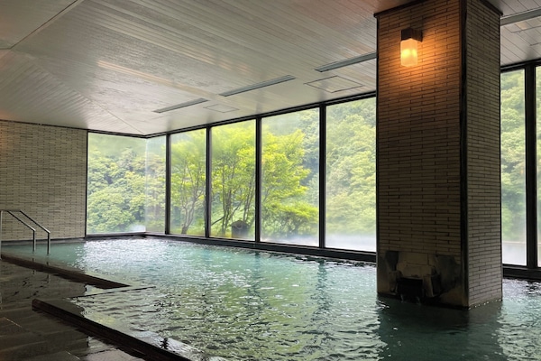 Dusjhode med hydromassaje, hårføner og tøfler