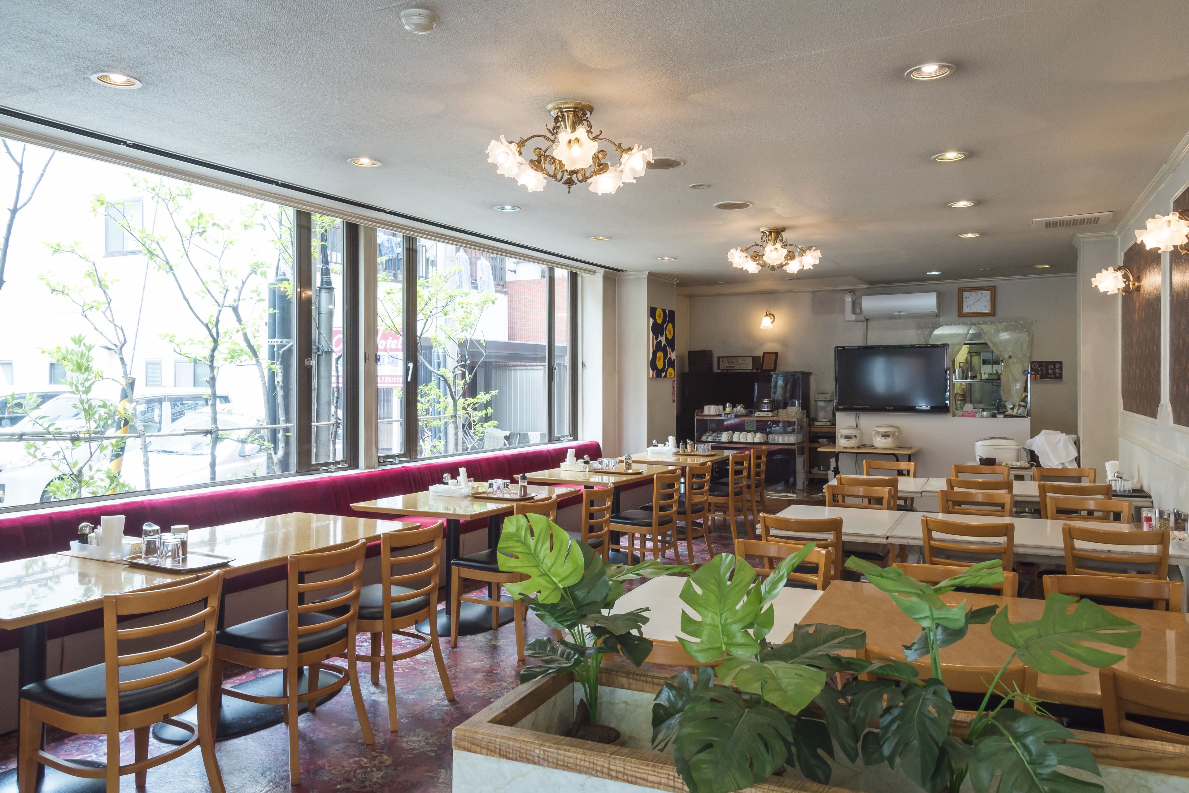 Der serveres morgenmad og aftensmad