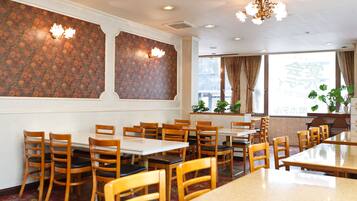 Breakfast and dinner served