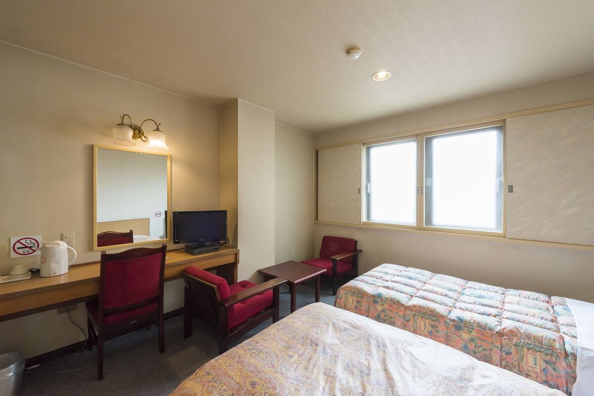 Quarto duplo econômico (Small Twin) | Cofres nos quartos, escrivaninha, Wi-Fi de cortesia, roupa de cama