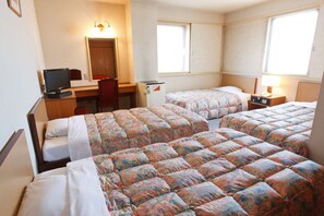 ベーシック 4 人部屋 | セーフティボックス (室内)、デスク、WiFi (無料)、ベッドシーツ