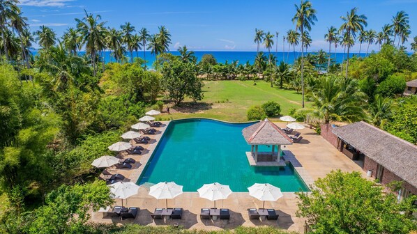 Outdoor pool, open 8:00 AM to 8:00 PM, pool loungers