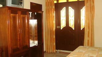 Chambre Double Standard, 2 grands lits, balcon, vue ville | Literie de qualité supérieure, bureau, Wi-Fi gratuit, draps fournis