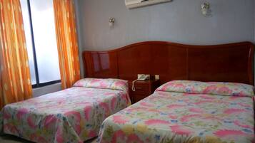 Chambre Double Standard, 2 grands lits, balcon, vue ville | Literie de qualité supérieure, bureau, Wi-Fi gratuit, draps fournis