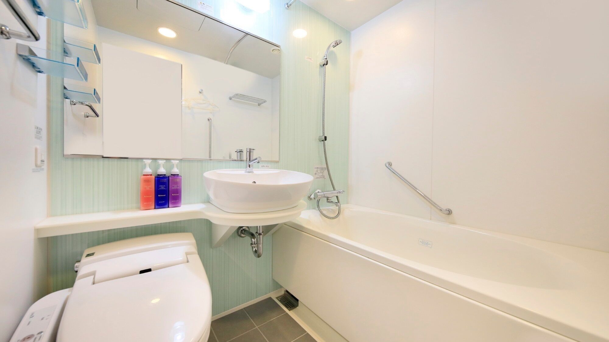 Un baño con lavamanos blanco, inodoro, bañera y ducha.