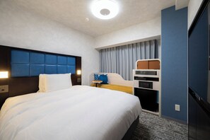 Ein Hotelzimmer mit Bett, Schreibtisch, Fernseher und Kleiderschrank.