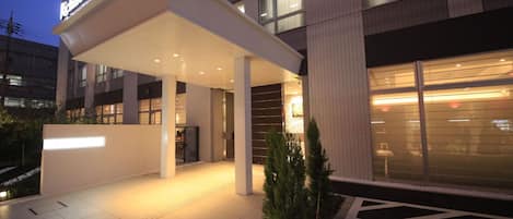 Bagian depan properti - sore/malam