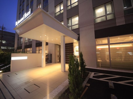 Fachada de la propiedad por la tarde o noche