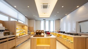 Une cuisine moderne avec des meubles en bois, un îlot central et une vue sur la salle à manger.
