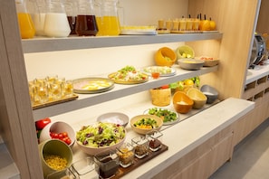 Ein reichhaltiges Buffet mit Speisen und Getränken.