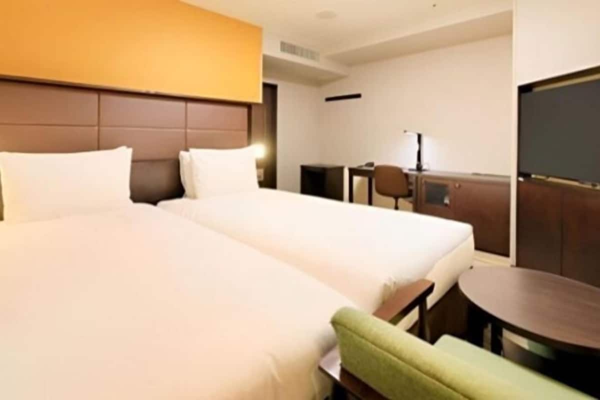 1 bedroom, desk, laptop workspace, blackout curtains