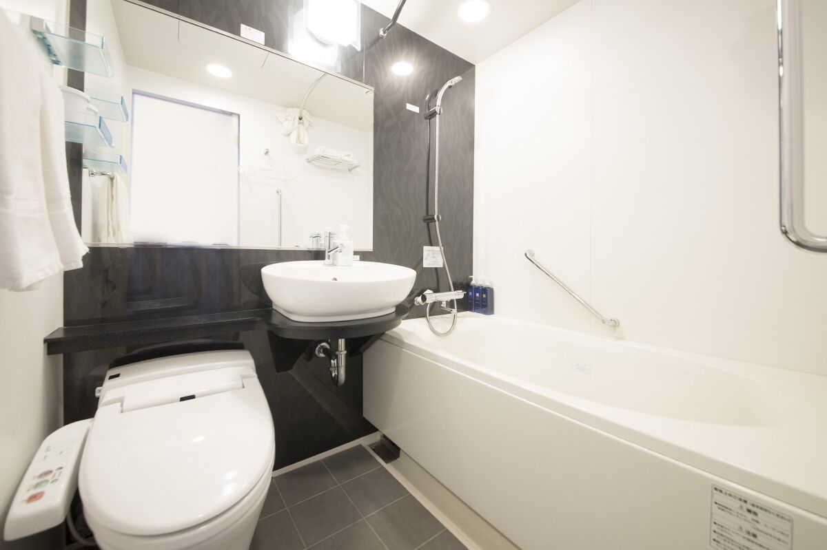 combined shower/bathtub, deep-soaking bathtub, free toiletries