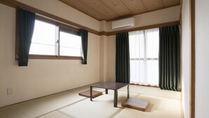 传统客房 (Japanese) | 办公桌、遮光窗帘、免费 WiFi